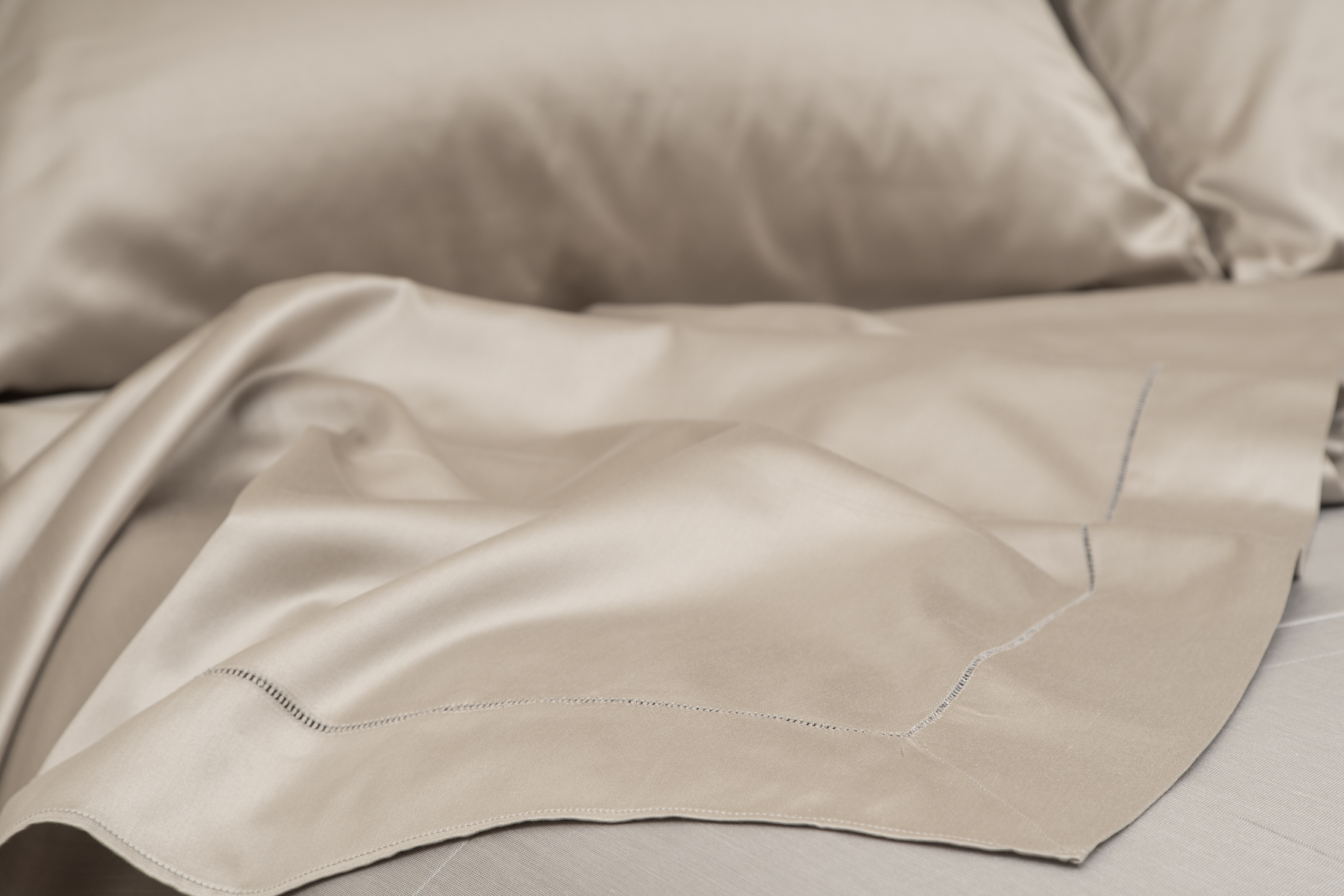 Sateen 600 Sheets in Taupe